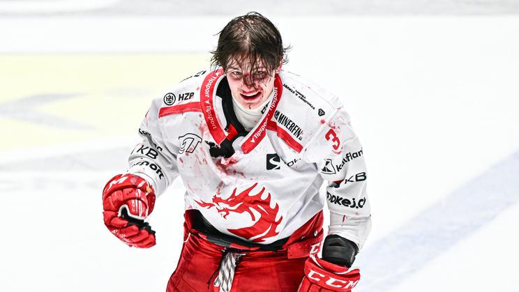 Petr Sikora po bitce na konci druhého finále Pardubice - Třinec