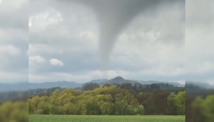 V Jičíně se objevilo tornádo.