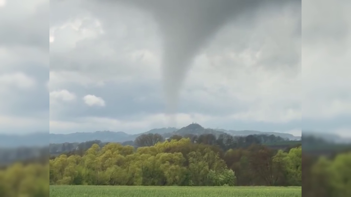 V Jičíně se objevilo tornádo.