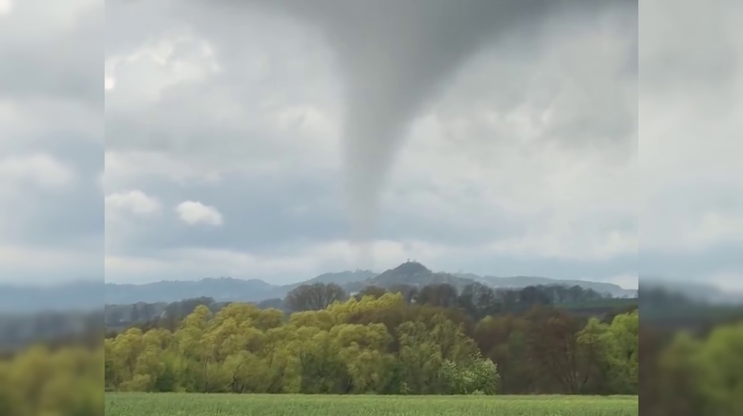 V Jičíně se objevilo tornádo.