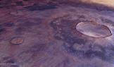 Pohled z ptačí perspektivy na tmavý sopečný popel v oblasti Utopia Planitia.