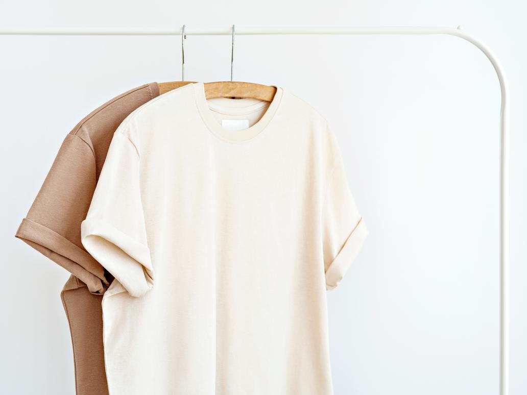 Základní barvy jsou základem kapsulového šatníku. Two,T-shirts,In,Neutral,Milky,Colours,Hanging,On,White,Rack