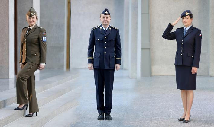 Armáda ČR ukázala nové uniformy, mají vycházet z tradic československé armády.