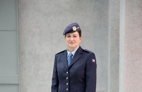 Dosavadní vojenský stejnokroj podle armády neodpovídá co do střihu i použitých materiálů současným nárokům. Nový kombinovaný stejnokroj 25 (KS 25) má proto být nadčasový, praktický i elegantní.