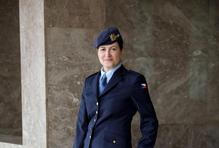 Dokončeny jsou už sako, kalhoty, košile pro muže a pro ženy sako, halenka, kalhoty a sukně. Hotové jsou také pláště, které budou moci vojáci nosit od podzimu do jara, a k dispozici jsou rovněž vzorky doplňků, tedy kravaty, lodiček a opasků, uvedla armáda.