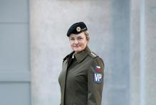 S úkolem navrhnout vzor stejnokroje se v roce 2023 obrátila na Řehku a ředitele Vojenského historického ústavu Praha Aleše Knížka tehdejší ministryně obrany Jana Černochová (ODS). Cílem podle ní mělo být snížení sortimentu částí výstroje a současně zachování její funkčnosti a historického rámce.