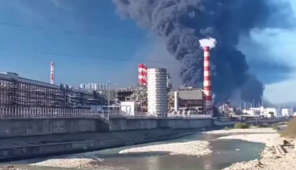 Požár v areálu ropné rafinerie v Tuapse po nočním zásahu ukrajinských dronů. Oheň zachvátil zásobníky paliv v jednom z klíčových exportních uzlů ruské ropy