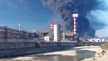 Požár v areálu ropné rafinerie v Tuapse po nočním zásahu ukrajinských dronů. Oheň zachvátil zásobníky paliv v jednom z klíčových exportních uzlů ruské ropy