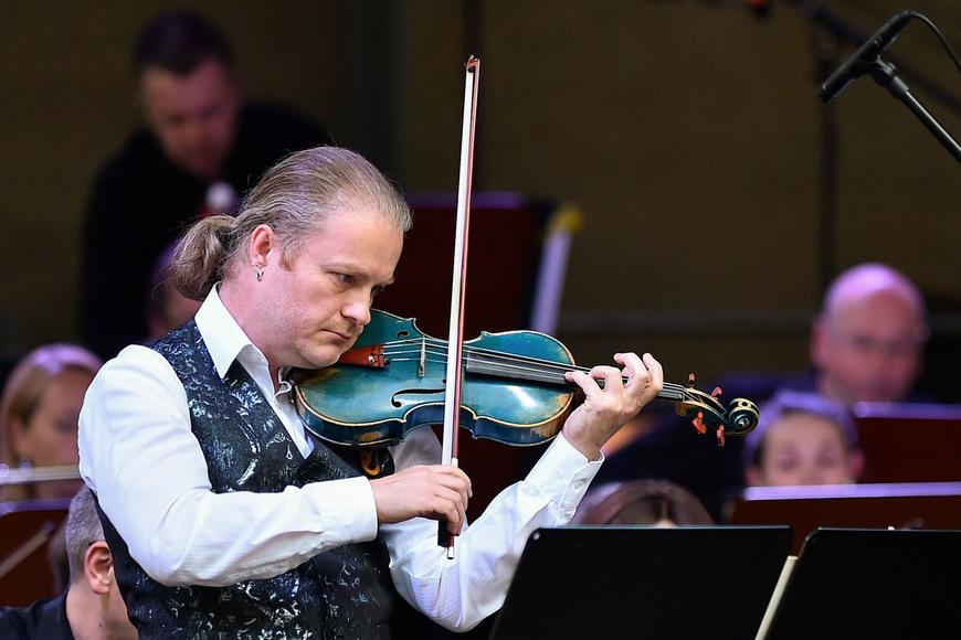 Houslista Šporcl vzdá v novém projektu poctu Freddiemu Mercurymu