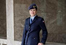 Dokončeny jsou už sako, kalhoty, košile pro muže a pro ženy sako, halenka, kalhoty a sukně. Hotové jsou také pláště, které budou moci vojáci nosit od podzimu do jara, a k dispozici jsou rovněž vzorky doplňků, tedy kravaty, lodiček a opasků, uvedla armáda.