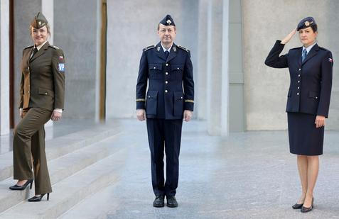 Armáda ukázala nové uniformy, testuje je prvních pět vojáků.