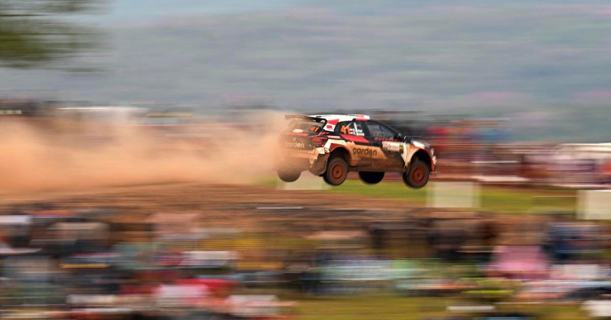 Tragédie v Argentině. Vůz vyletěl v kotrmelcích z trati a usmrtil diváka