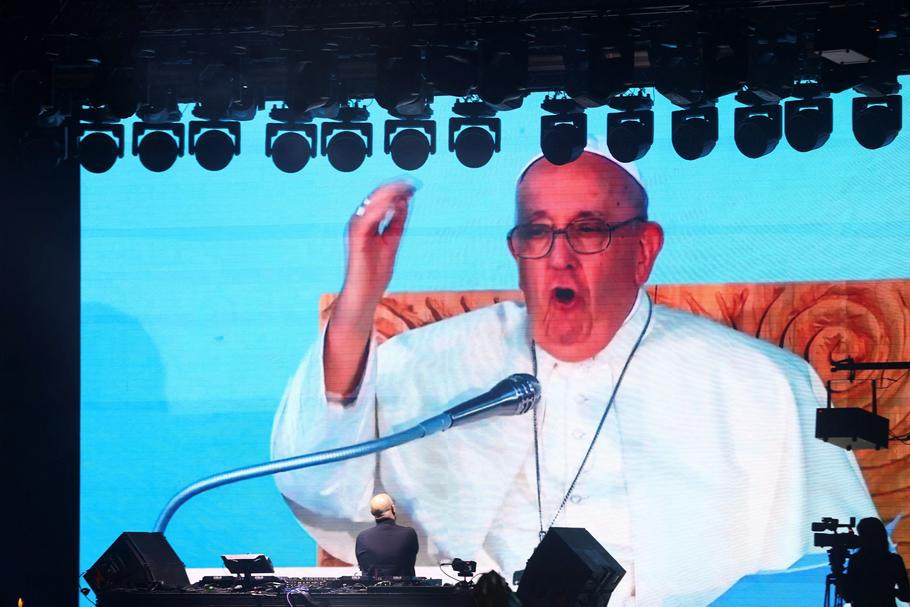 DJ Padre Guilherme při performanci k prvnímu výročí papeže Františka v Buenos Aires. K této příležitosti zmixoval některé Františkovy promluvy a modlitby s techno-hudbou.