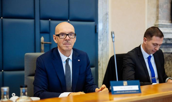 Schůze vlády, Oto Klempíř