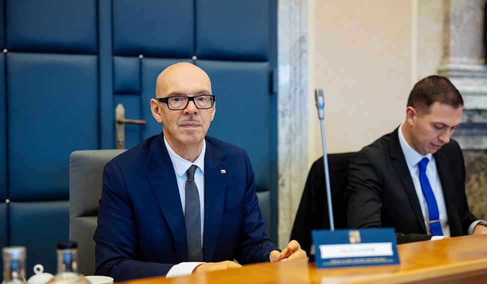 Schůze vlády, Oto Klempíř