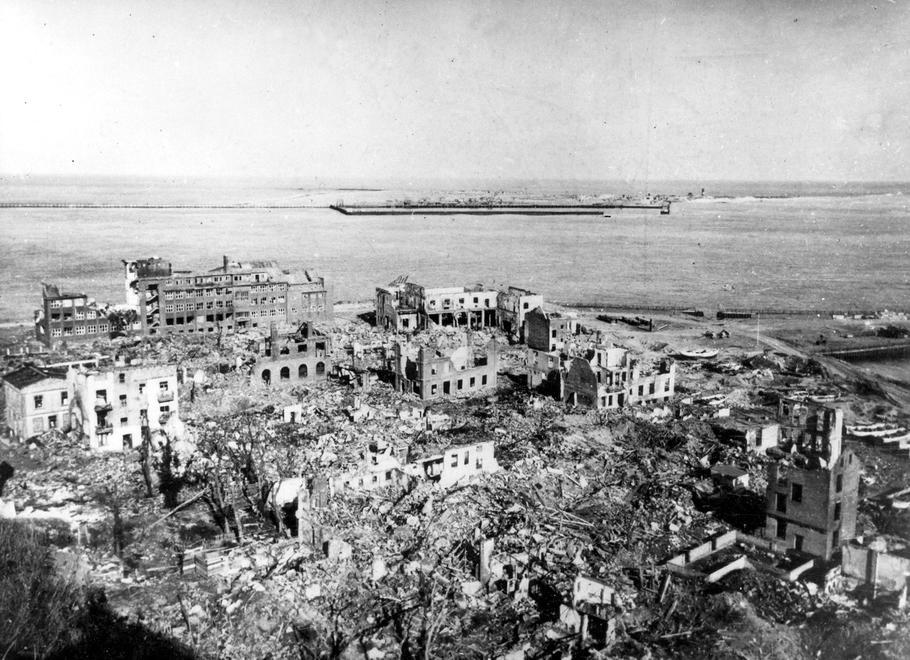 Helgoland: stav před pokusem Britů o zničení ostrova (18. 4. 1947). Pohled z Oberlandu na Unterland; škody způsobené nálety během druhé světové války. Helgoland: destroyed 1947...