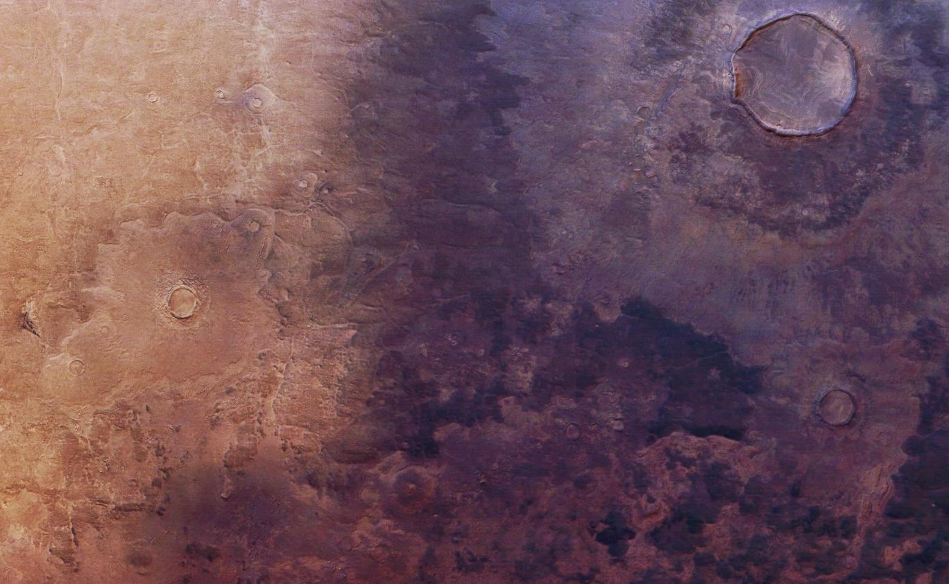 Nové snímky Marsu ukazují, že planeta se stále proměňuje – detailní záběry ze sondy Mars Express dokládají, že v oblasti planiny Utopia Planitia došlo během několika desetiletí k výrazným změnám povrchu.
