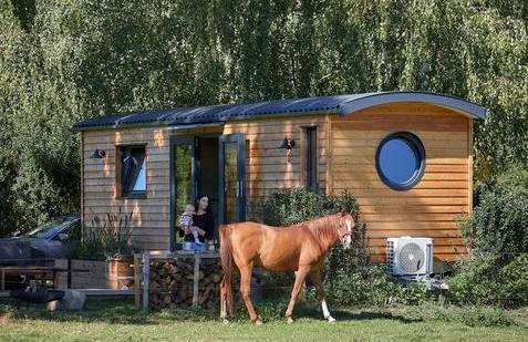 Na první pohled působí jako romantická vzpomínka na kočovný život. Ve skutečnosti je ale objekt zvaný Maringotka snů současnou odpovědí na otázku, jak může vypadat dostupné, udržitelné a přitom plnohodnotné bydlení dneška.