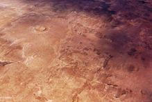 Kráter na rozhraní.