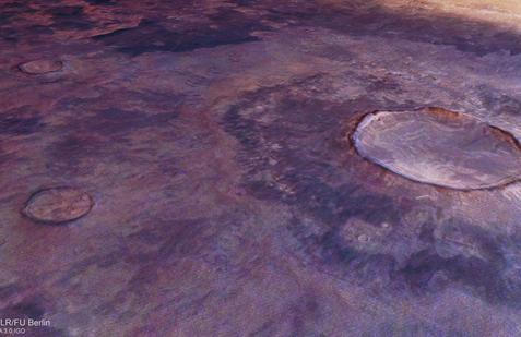 Pohled z ptačí perspektivy na tmavý sopečný popel v oblasti Utopia Planitia.