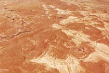 Pohled shora: písky oblasti Utopia Planitia.