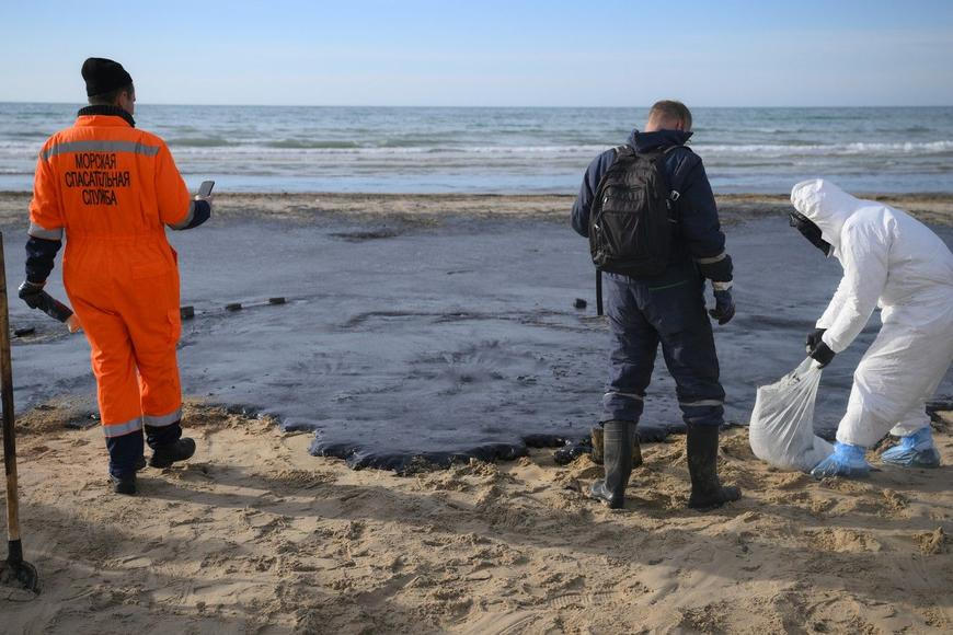 Po ukrajinském útoku na ruský terminál se v Černém moři objevila ropná skvrna