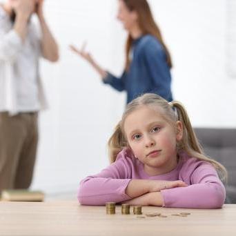 Pokud se rodiče na snížení výživného nedohodnout, nezbývá povinnému rodiči než podat návrh na snížení výživného k soudu.