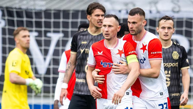 Vytočeného kapitána Slavie Jana Bořila musel po vyloučení v Hradci Králové odvádět ze hřiště jeho spoluhráč Erik Prekop.