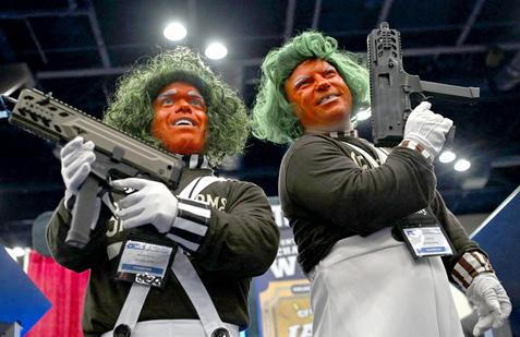 Zbraně jako spektákl: lobby majitelů zbraní v USA ukazuje svůj vliv