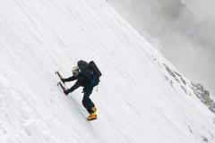 Český horolezec Martin Minařík v nejobtížnějším úseku na cestě k vrcholu himálajské osmitisícovky Šiša Pangma v roce 2004