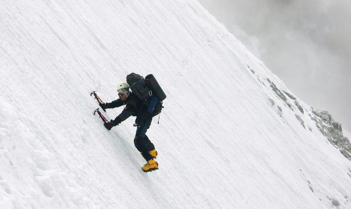 Český horolezec Martin Minařík v nejobtížnějším úseku na cestě k vrcholu himálajské osmitisícovky Šiša Pangma v roce 2004