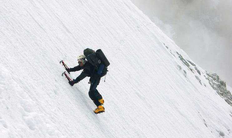 Český horolezec Martin Minařík v nejobtížnějším úseku na cestě k vrcholu himálajské osmitisícovky Šiša Pangma v roce 2004