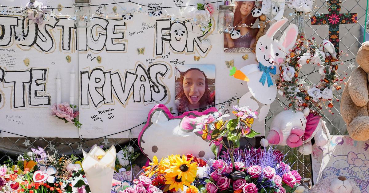 Americký zpěvák D4vd byl obviněn z vraždy 14leté dívky, tělo bylo v jeho autě