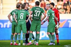 Rozhodčí Jan Všetečka v diskuzi s hráči Karviné. Arbitr je jedním z aktérů současné kauzy, Etická komise FAČR s ním zahájila řízení kvůli podezření, že za úplatu ovlivnil právě zápas slezského klubu.