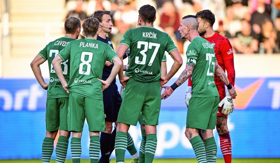 Rozhodčí Jan Všetečka v diskuzi s hráči Karviné. Arbitr je jedním z aktérů současné kauzy, Etická komise FAČR s ním zahájila řízení kvůli podezření, že za úplatu ovlivnil právě zápas slezského klubu.