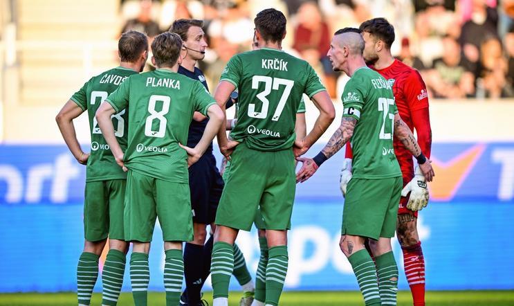 Rozhodčí Jan Všetečka v diskuzi s hráči Karviné. Arbitr je jedním z aktérů současné kauzy, Etická komise FAČR s ním zahájila řízení kvůli podezření, že za úplatu ovlivnil právě zápas slezského klubu.