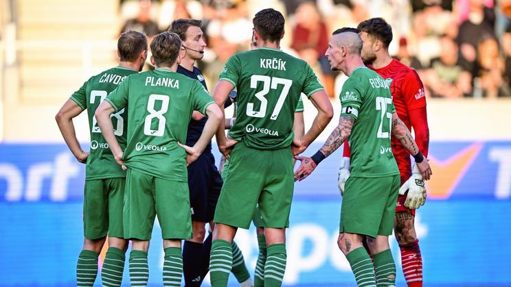 Rozhodčí Jan Všetečka v diskuzi s hráči Karviné. Arbitr je jedním z aktérů současné kauzy, Etická komise FAČR s ním zahájila řízení kvůli podezření, že za úplatu ovlivnil právě zápas slezského klubu.
