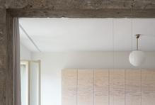 Rekonstrukce ateliéru Prokopa Hartla propojuje výhled na Vltavu, poctivé materiály a promyšlené detaily s potřebami mladé rodiny a výsledkem se stal interiér, kde se historie stává součástí každodennosti.