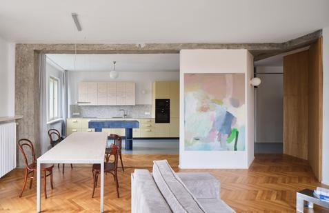 V pražském domě z konce 30. let vznikl byt, který neskrývá svůj původ. Naopak ho nechává zaznít v novém rytmu současného života.