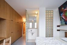 Projekt s názvem „Byt na rohu“ vznikl v Praze jako kompletní rekonstrukce bytu v domě z konce 30. let. A zadání bylo jasné: zachovat silné kvality původního interiéru a přizpůsobit dispozici současnému rodinnému životu.