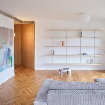 A do dispozice se citlivě vrátilo i denní světlo. Ve dvou případech byly zachovány původní dveře, nad které architekt vložil světlíky. 