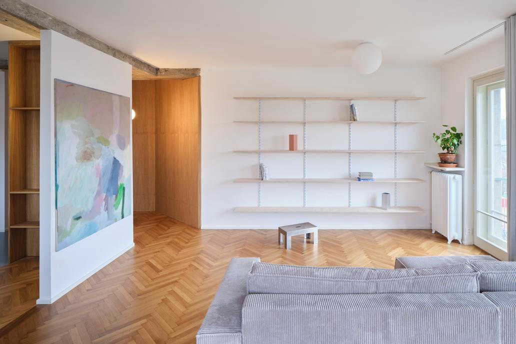A do dispozice se citlivě vrátilo i denní světlo. Ve dvou případech byly zachovány původní dveře, nad které architekt vložil světlíky. 