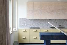 Rekonstrukce ateliéru Prokopa Hartla propojuje výhled na Vltavu, poctivé materiály a promyšlené detaily s potřebami mladé rodiny a výsledkem se stal interiér, kde se historie stává součástí každodennosti.