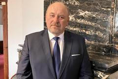 Jak už deník Aktuálně.cz uvedl, coby mladý důstojník Československé lidové armády se Ján Gurník v roce 1986 stal členem totalitní KSČ. O čtyřicet let později – v březnu 2026 – z něj Jaromír Zůna udělal vrchního ředitele vyzbrojovací sekce na ministerstvu obrany.