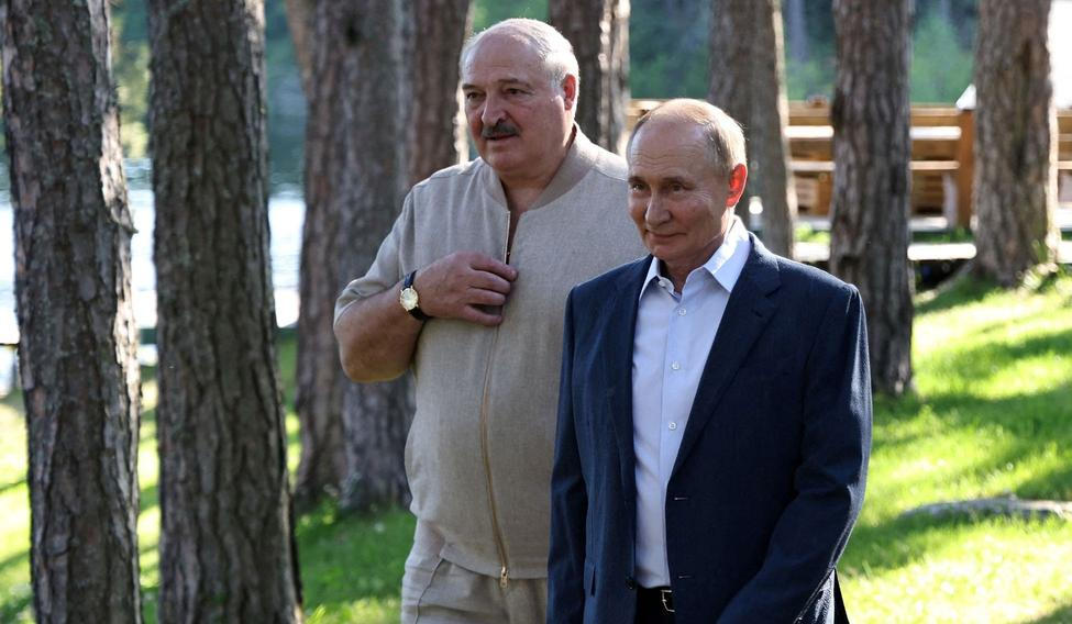 Ruský prezident Vladimir Putin (vpravo) a jeho běloruský protějšek Alexandr Lukašenko jsou dlouholetí spojenci.