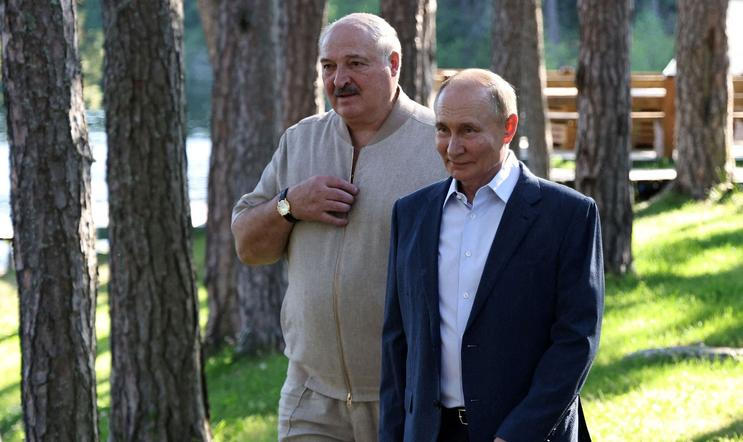 Ruský prezident Vladimir Putin (vpravo) a jeho běloruský protějšek Alexandr Lukašenko jsou dlouholetí spojenci.