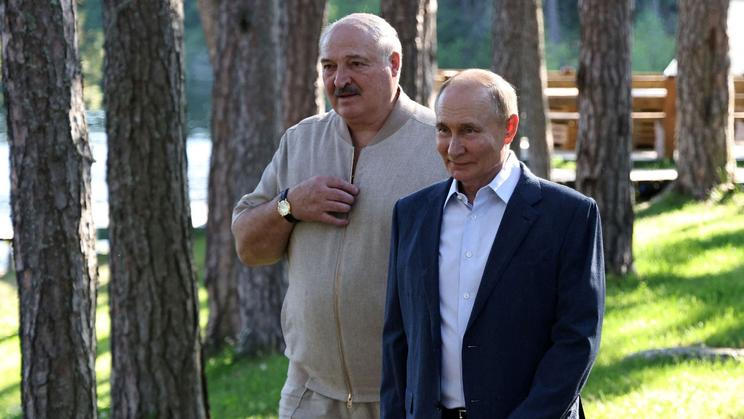 Ruský prezident Vladimir Putin (vpravo) a jeho běloruský protějšek Alexandr Lukašenko jsou dlouholetí spojenci.