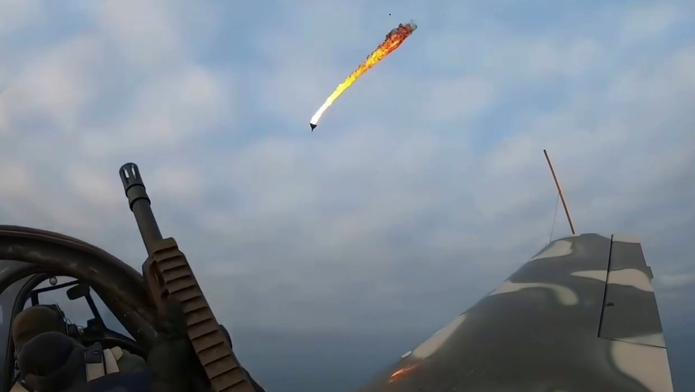 Ukrajinský cvičný letoun Yak-52 se zapojuje do obrany nad Oděskou oblastí, kde posádky zasahují ruské drony Shahed přímo ve vzduchu.