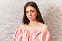 Výtvarnice Lucie Rosická absolvovala pracovní stáž v italském Turíně, kde objevila bohatou historii materiálů a módy. Tato zkušenost v ní podnítila zájem o povýšení textilních technik na výtvarné umění. 