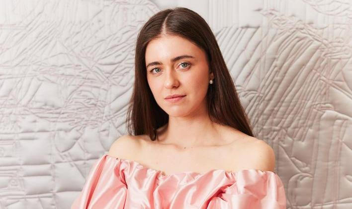 Výtvarnice Lucie Rosická absolvovala pracovní stáž v italském Turíně, kde objevila bohatou historii materiálů a módy. Tato zkušenost v ní podnítila zájem o povýšení textilních technik na výtvarné umění. 